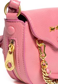 Borsa a mano in pelle rosa con superficie testurizzata, dettagli in oro, tasca con zip e tracolla a catena per un tocco in più.