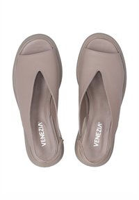 Beige kožené slip-on boty s výřezovým designem, kulatou špičkou a silnou podešví. Mají jemné prošívání a polstrovanou stélku.