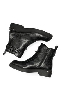 Zwarte enkellaarsjes van krokodil-embossed leer, met een zijrits, een band met gespsluiting en een lage blokhak.