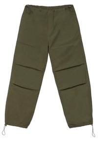 Pantalons cargo vert olive avec taille à cordon, présentant plusieurs grandes poches de chaque côté et des poignets élastiques aux chevilles.