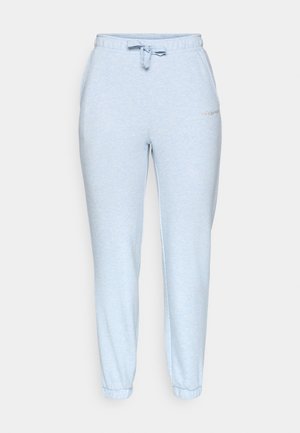 Calças de moletão azul claro com uma cintura elástica e cordão. Apresenta bolsos laterais e punhos ajustados no tornozelo. Textura de tecido suave.