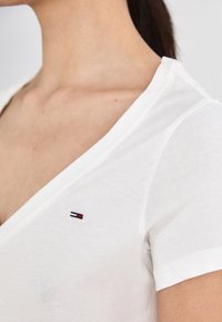 Tommy Jeans SLIM VNECK - Pamata T-krekls - ecru