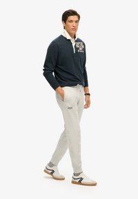 Superdry & Co ESSENTIAL LOGO JOGGERS - Trainingsbroek - gletschergrau meliert