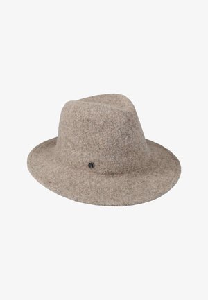Chapeau fedora en laine brun clair avec un large bord et un petit emblème métallique rond sur le côté, présenté sur un fond blanc.