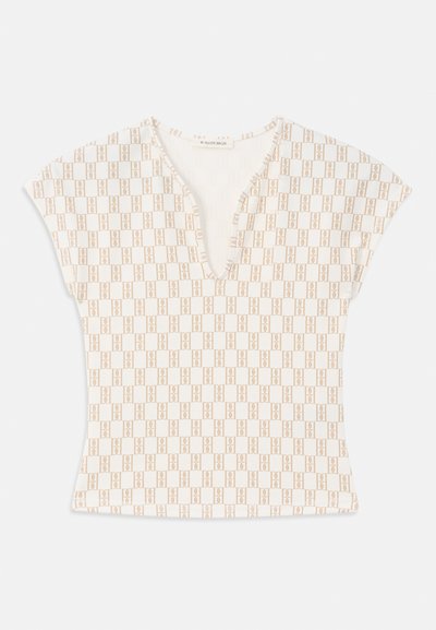 Baltas trumpas rankovėmis marškinėliai su V formos iškirpimu, dekoruoti pasikartojančių geometrinių raštų šviesiai beigine spalva. Minkšta medžiaga, prisitaikantis siluetas.