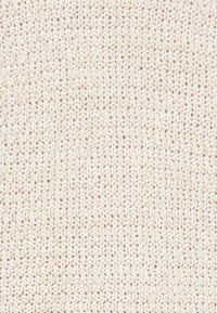Material tricotat de culoare bej deschis, cu o textură fină, prezentând un model constant de bucle interconectate. Material moale și flexibil.