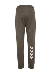 Olijfgroene sweatpants met een elastische tailleband, taps toelopende benen en een wit chevronpatroon aan de linkerkant. Zachte katoenmix.