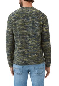 Dzianinowy sweter w zielonych i niebieskich tonacjach z teksturowanym, melanżowym wzorem. Posiada okrągły dekolt oraz ściągacze na rękawach. Zestawiony z jasnoniebieskimi dżinsami.