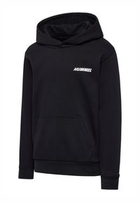 Zwarte capuchontrui gemaakt van een zachte katoenmix, met een voorzak en wit "HUMMEL" logo op de borst. Gladde textuur, lange mouwen.