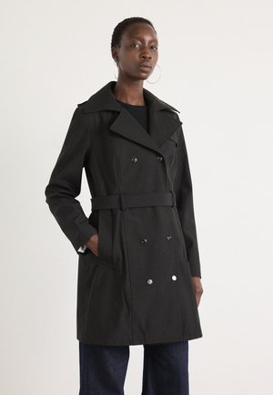 Cappotto nero doppiopetto con ampio colletto, tasche frontali e cintura coordinata; tessuto liscio con bottoni in tonalità argento e taglio su misura.
