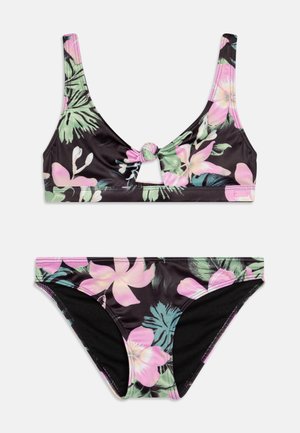 Conjunto de biquíni preto com um padrão floral apresentando flores rosas e verdes. O top tem um detalhe de nó e uma abertura ao centro.