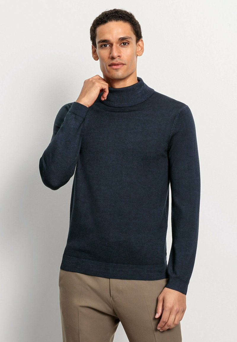 Marineblauer Rollkragenpullover aus weichem Material, mit langen Ärmeln, taillierter Passform und geripptem Kragen.