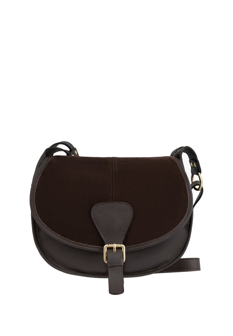 Smeđa kožna i antilop crossbody torba za rame s zaobljenim oblikom, zlatnim hardverom i kožnim remenom. Ima preklopno zatvaranje i teksturirane naglašene detalje.