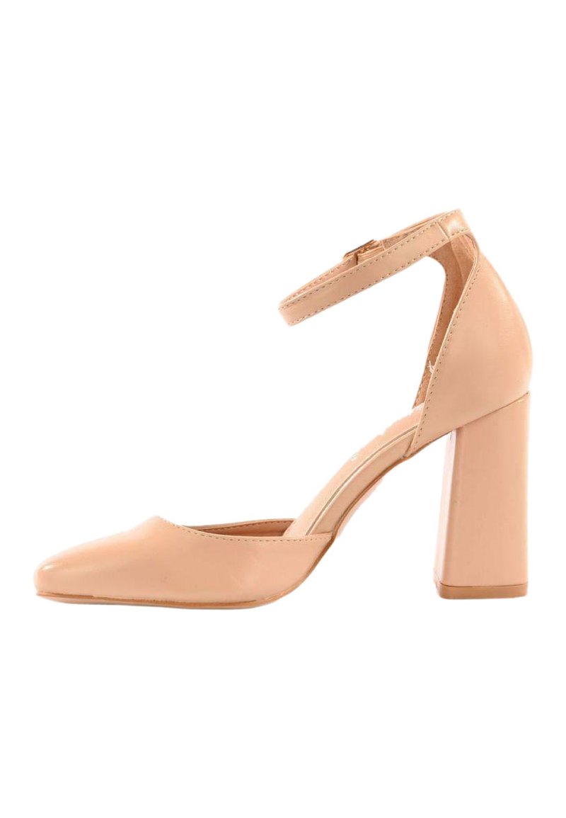 Scarpe con tacco alto beige, con punta affusolata, cinturino alla caviglia e tacco quadrato spesso. Texture in pelle liscia, design minimalista.