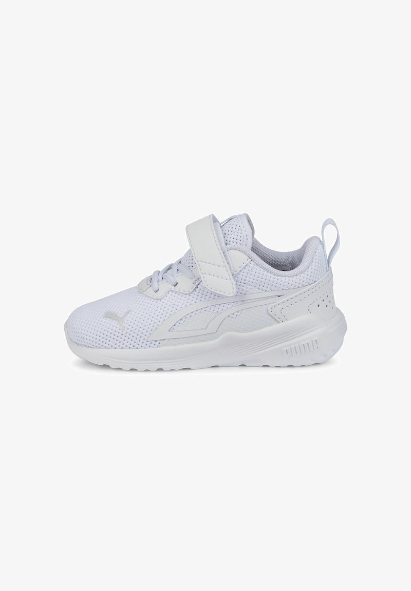 Valkoinen urheilukenkä, jossa hengittävä verkko-osa, vahvistettu kärki, säädettävä hihna ja kuvioitu pohja, jossa on Puma-logo sivulla.