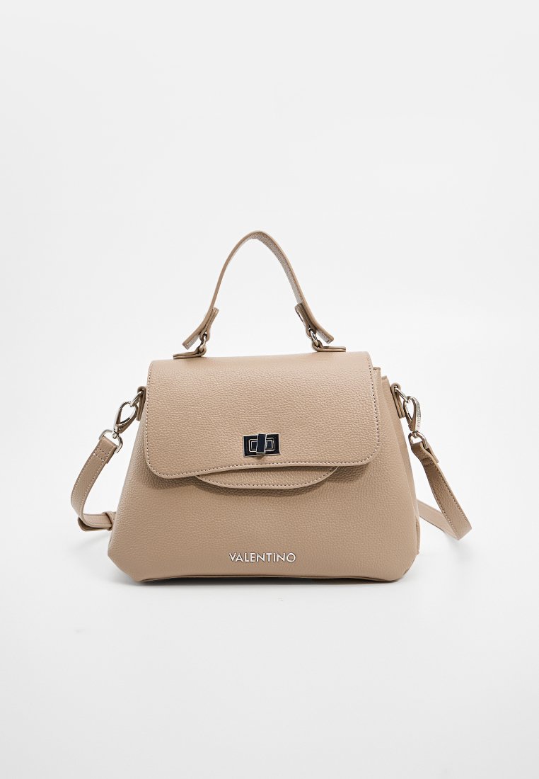 Sac à main en cuir beige avec une forme structurée, fermeture à rabat, accents en métal argenté et une bandoulière détachable. Présente un texte logo à l'avant.