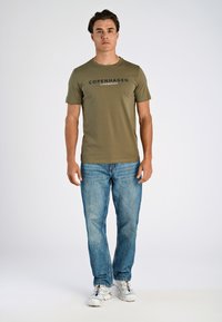 Lindbergh Printtipaita - dk olive