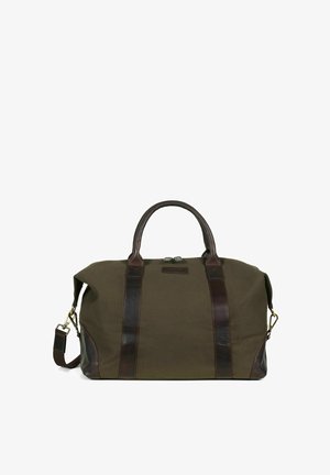 Torba typu duffel z oliwkowej zielonej tkaniny płóciennej z ciemnobrązowymi skórzanymi uchwytami, wykończeniem i odpinanym paskiem na ramię, przedstawiona na białym tle.