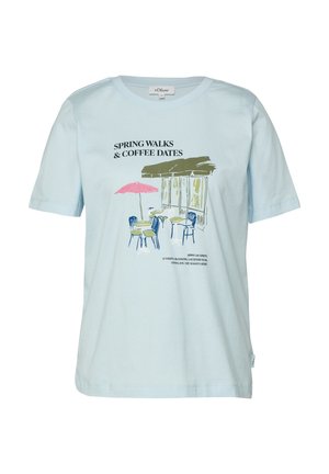 Hellblaues T-Shirt mit Illustration von Außen-Café-Tischen, Stühlen, pinkem Sonnenschirm und Text „FRÜHLINGSAUSFLÜGE & KAFFEETERMIN."