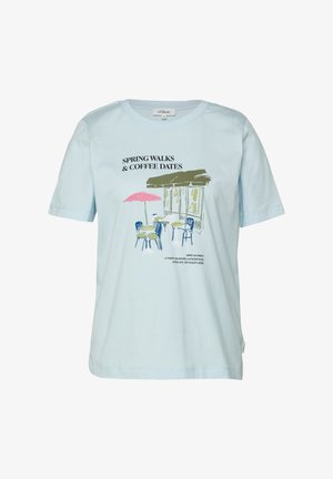 Jasnoniebieska koszulka z ilustracją stołów i krzeseł na zewnątrz kawiarni, różowym parasolem i tekstem "WIOSENNE SPACERY I SPOTKANIA PRZY KAWIE."