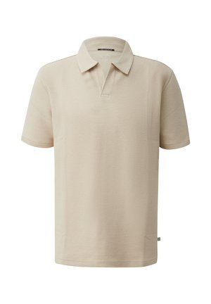 Beiges Polohemd mit kurzen Ärmeln, dezent strukturierter Rippenoptik und weichem Kragen, dargestellt auf weißem Hintergrund.