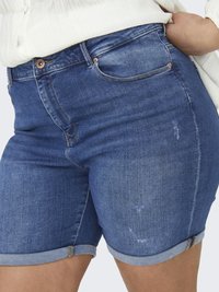 Mellanlånga blå denimshorts med uppvikta fållar, lätt sliten look, kopparfärgad knapp, dragkedja och frampockets, bära med en vit topp.