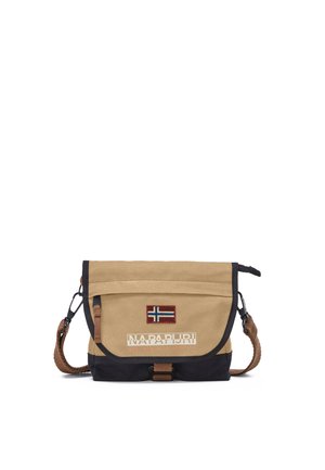 Kleine beige-schwarze Umhängetasche mit braunem Träger, Napapijri Geographic Logo und norwegischem Flaggen-Patch auf der Vorderklappe.