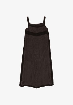 Vestido midi negro sin mangas con cierre frontal de botones y detalle de banda horizontal en el pecho, silueta recta.