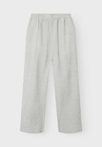 Lichtgrijze en witte verticaal gestreepte losse pasvorm broek met een elastische tailleband, ontworpen voor casual gebruik.