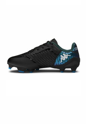 Scarpa da calcio nera con tacchetti blu, pannelli laterali lavorati e logo Kappa bianco sul tallone su uno sfondo blu con motivo.