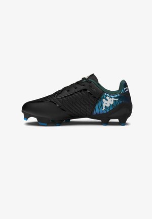 Scarpa da calcio nera con tacchetti blu, pannelli laterali lavorati e logo Kappa bianco sul tallone su uno sfondo blu con motivo.