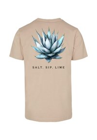 Beige színű póló, a hátsó részén egy nagy, kék-zöld agávé növény grafikával, fekete színű "SALT, SIP, LIME" felirattal.