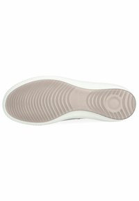 Suela de zapatilla blanca con una capa de goma rosa suave que presenta patrones de banda de rodadura lineales y circulares para agarre y tracción.