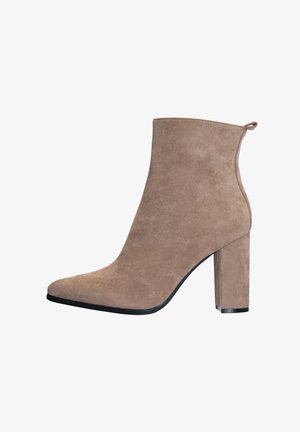 Beige Wildleder-Ankle-Boot mit spitzem Zehenbereich und Blockabsatz. Das Design zeichnet sich durch eine elegante Silhouette und eine Schlaufe an der Rückseite aus.