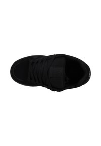 Pantof de sport negru cu o textură netedă, având șireturi, un vârf rotunjit și umplutură în jurul gâtului pentru confort.