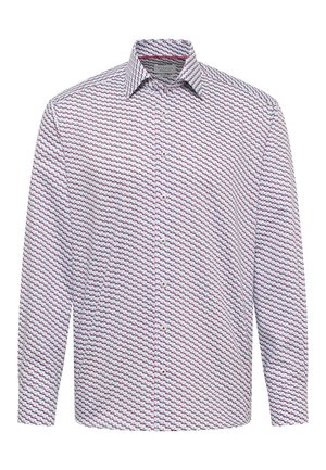 Langærmet skjorte med knapper, hvid bund og et gennemgående lille rødt og blåt geometrisk mønster.
