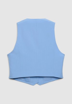 Gilet bleu clair, design sans manches, tissu doux, texture lisse, forme ajustée avec un dos en V et des détails de couture subtils.