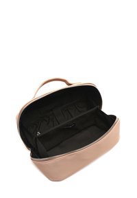 Béžová kožená kozmetická taška so zipsom, čiernou vnútornou podšívkou a vnútornou kapsou. Obsahuje pevnú rukoväť pre ľahké prenášanie.