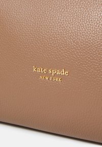 kate spade new york KNOTT PEBBLED LARGE SHOULDER BAG - Borsa a mano - warm acorn