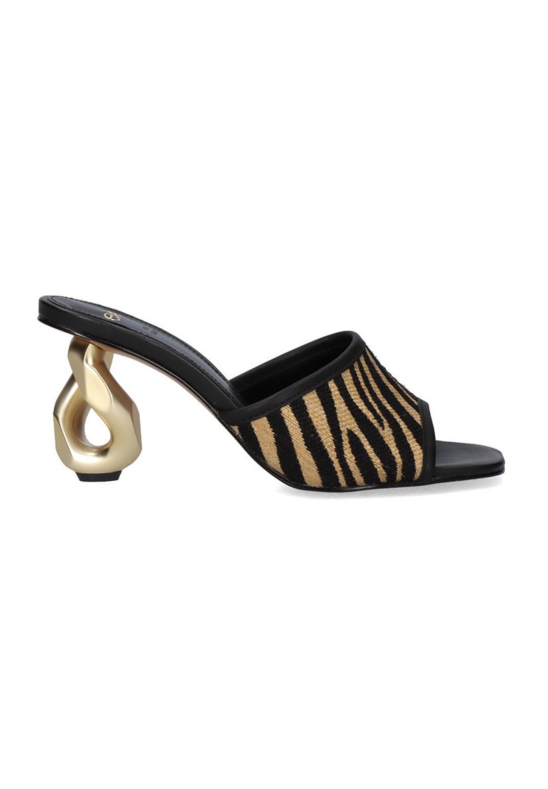 Sandalia de deslizamiento en negro y marrón con un diseño de rayas de tigre, una planta de cuero suave y un exclusivo tacón escultural dorado.