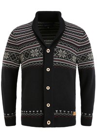Svart cardigan med sjaljakkefelt, treknapper og Fair Isle-mønster med hvite, grå og røde detaljer, på et teksturert strikket stoff.
