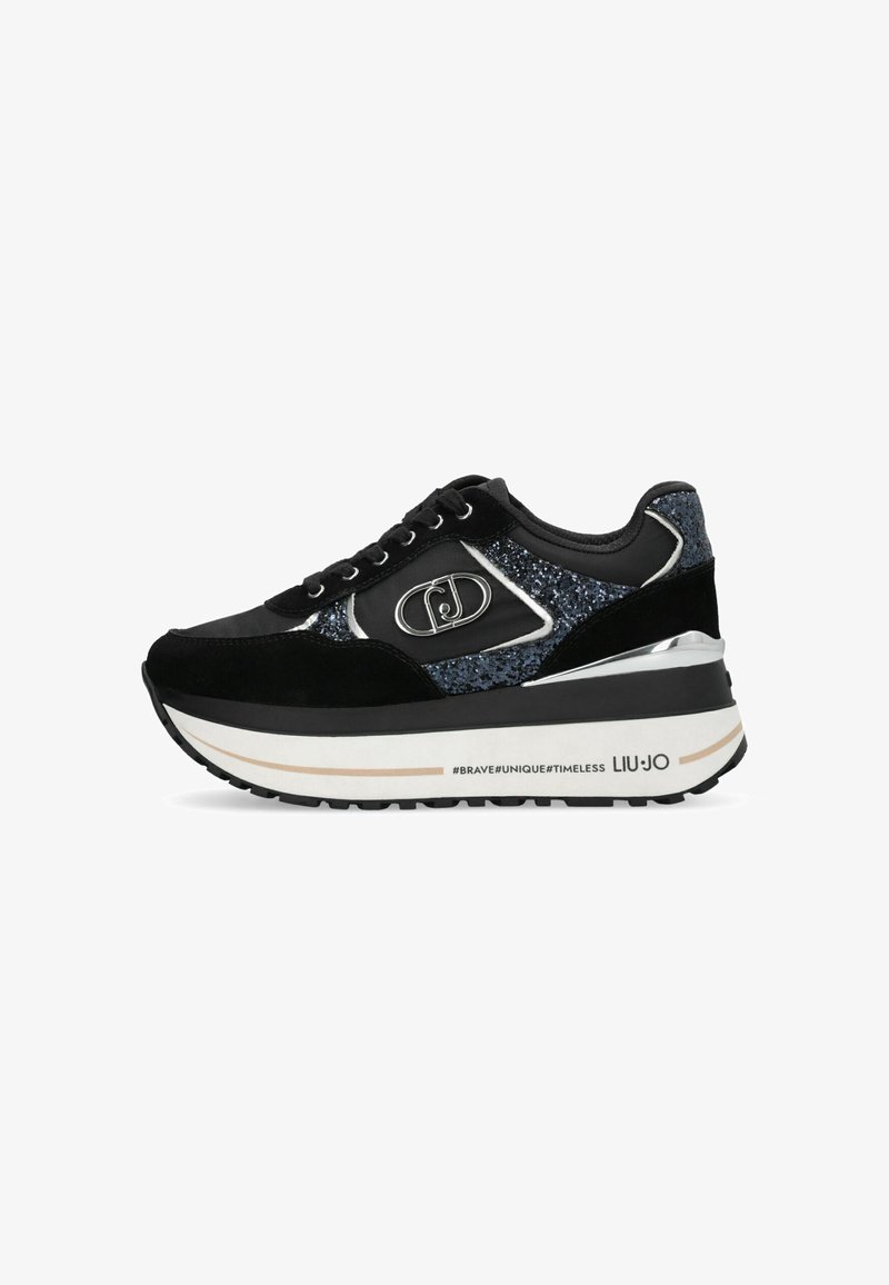 Sneaker nera con suola piatta, caratterizzata da una combinazione di suede e tessuto scintillante. Decorata con dettagli in metallo argentato e un logo.