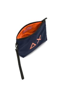 Borsetta navale con rivestimento arancione, chiusura con zip e cinturino da polso. Presenta simboli geometrici arancioni sulla parte anteriore. Texture liscia, design compatto.