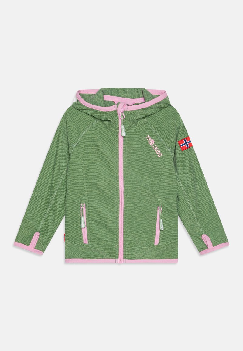 Grønn fleecejakke med rosa hette, glidelåser og detaljer. Har logoen "TROLL KIDS" og et norsk flagg-patch på ermene.