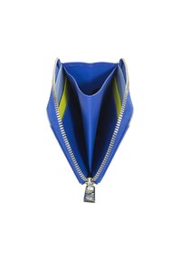 Portafoglio in pelle blu con zip argento, caratterizzato da due scomparti foderati in materiale giallo brillante. Texture liscia e forma angolare.