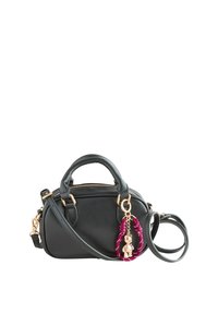 Zwarte leren handtas met een gestructureerde vorm, dubbele handgrepen, gouden hardware-accenten en een decoratieve sleutelhanger in rood en goud.