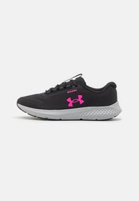 Scarpa sportiva nera con tomaia texturizzata, dettagli rosa, chiusura con lacci e suola bianca imbottita e a trama per un migliore supporto e comfort.