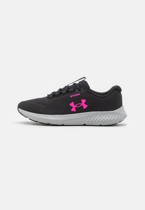 Chaussure de sport noire avec un dessus texturé, accents roses, un laçage à l'avant, et une semelle blanche rembourrée et à motifs pour un meilleur soutien et confort.