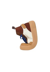 Chaussure montante marron et crème avec des lacets bleus, en daim et caoutchouc, à bout rond et avec une semelle texturée. Sangle supérieure ajustable incluse.