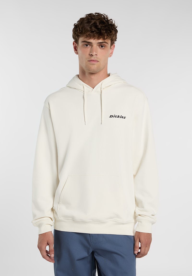 Crèmekleurige hooded sweatshirt gemaakt van zacht stof, met een voorzak in kangoeroestijl en een zwart geborduurd logo op de borst.